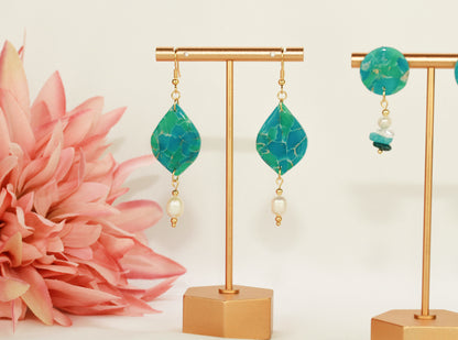 Maritime Türkis Ohrringe mit Natursteinen & Süßwasserperlen – Handgefertigte Polymer Clay Statement Ohrringe