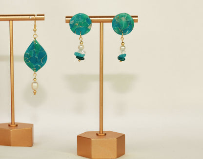 Maritime Türkis Ohrringe mit Natursteinen & Süßwasserperlen – Handgefertigte Polymer Clay Statement Ohrringe