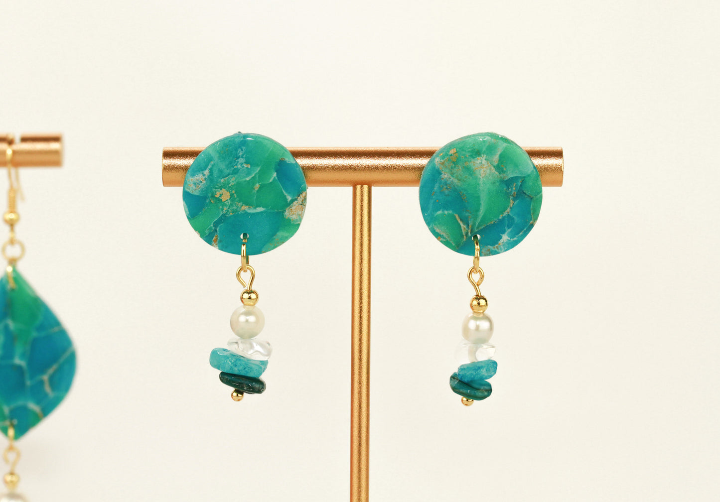 Maritime Türkis Ohrringe mit Natursteinen & Süßwasserperlen – Handgefertigte Polymer Clay Statement Ohrringe