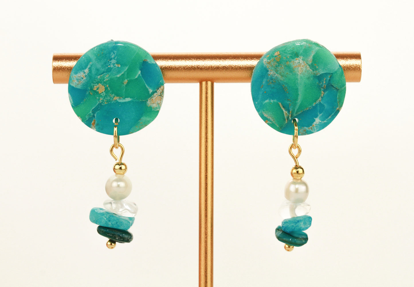 Maritime Türkis Ohrringe mit Natursteinen & Süßwasserperlen – Handgefertigte Polymer Clay Statement Ohrringe