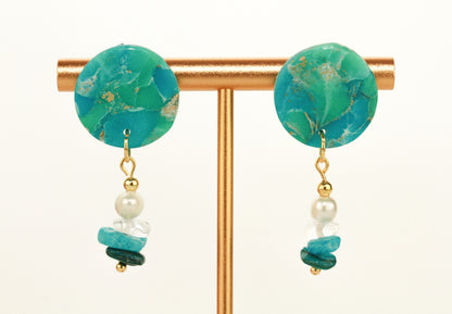 Maritime Türkis Ohrringe mit Natursteinen & Süßwasserperlen – Handgefertigte Polymer Clay Statement Ohrringe
