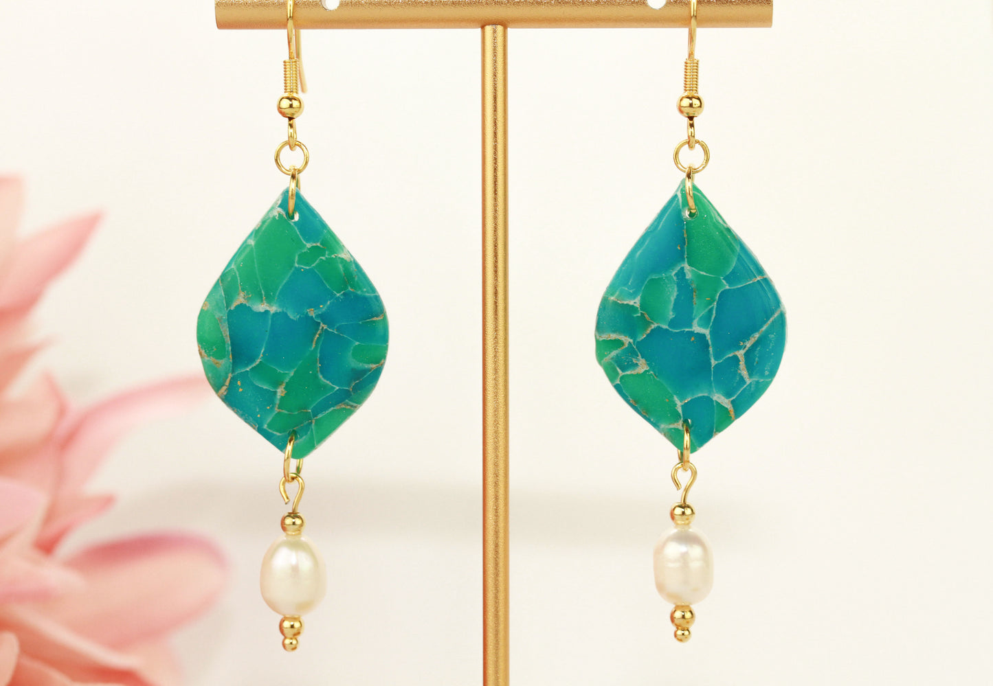 Maritime Türkis Ohrringe mit Natursteinen & Süßwasserperlen – Handgefertigte Polymer Clay Statement Ohrringe