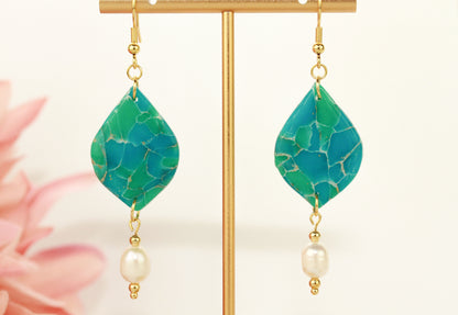 Maritime Türkis Ohrringe mit Natursteinen & Süßwasserperlen – Handgefertigte Polymer Clay Statement Ohrringe