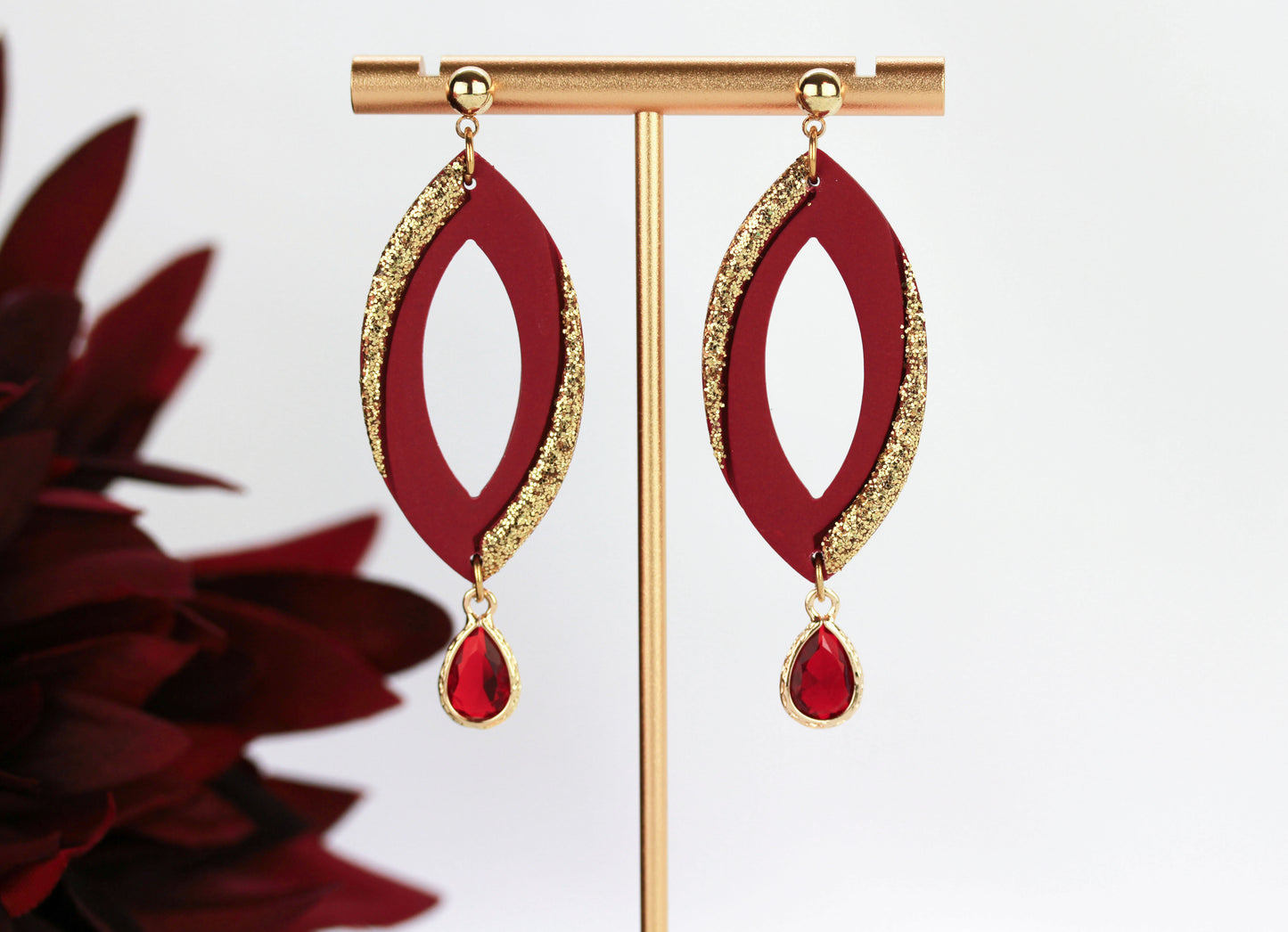 Elegante Rote Kristall Ohrringe – Handgefertigte Polymer Clay Statement