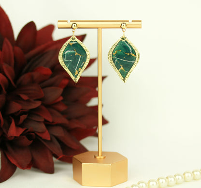 Grüne natursteininspirierte Statement Ohrringe – Kollektion Aureleaf | Handgemacht