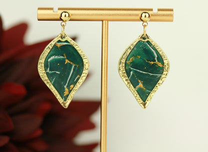 Grüne natursteininspirierte Statement Ohrringe – Kollektion Aureleaf | Handgemacht