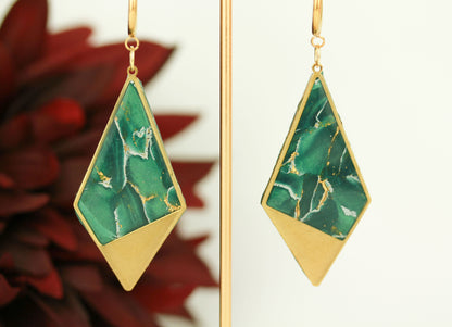 Grüne natursteininspirierte Statement Ohrringe – Kollektion Aureleaf | Handgemacht