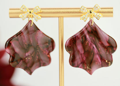 Helle Bordeaux Marmor Ohrringe – Elegante Polymer Clay Designs | Kollektion Elaris