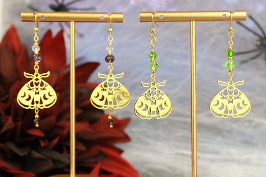 Goldene Motten Ohrringe mit Natursteinperlen – Statement Schmuck | Nocturne Kollektion