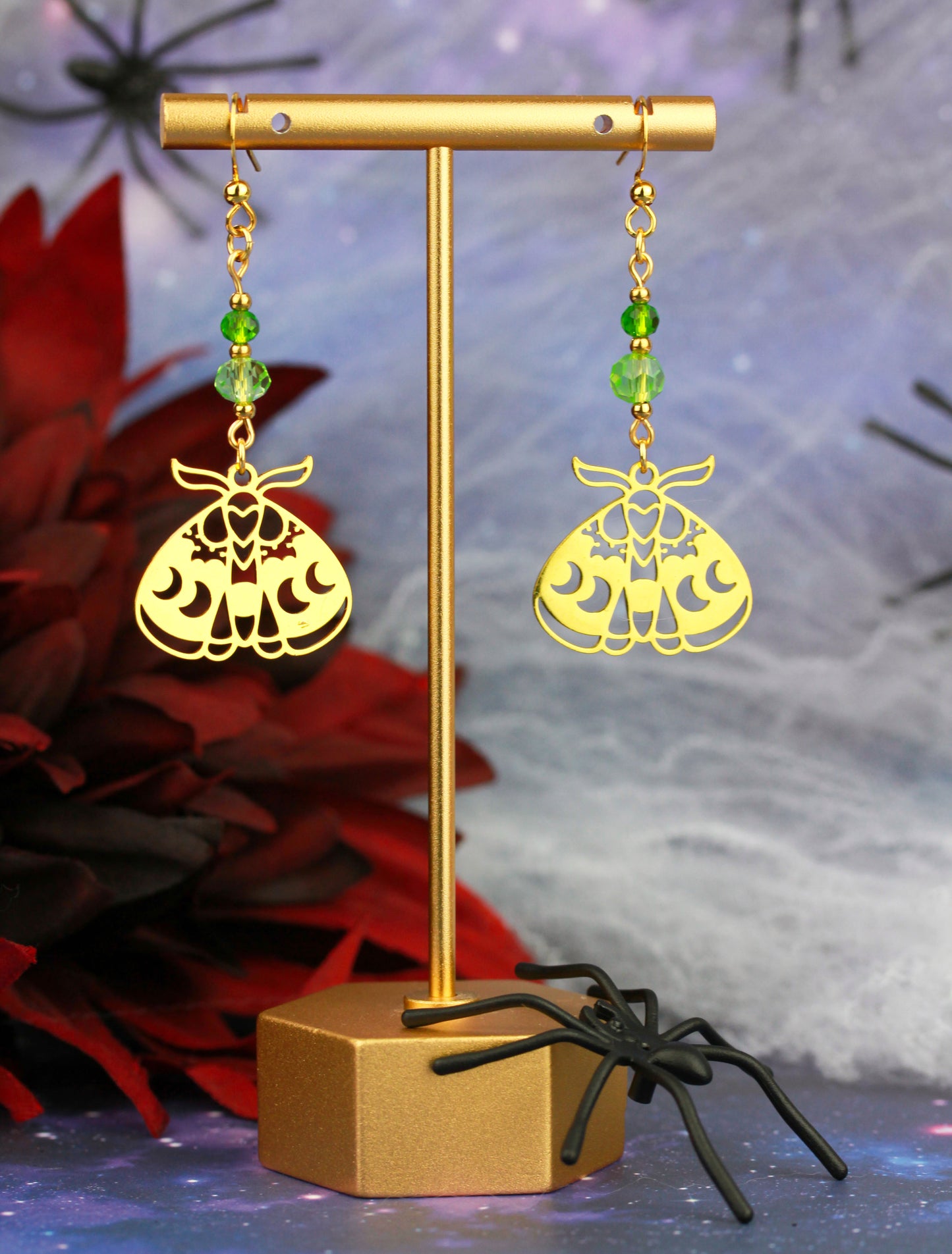 Goldene Motten Ohrringe mit Natursteinperlen – Statement Schmuck | Nocturne Kollektion