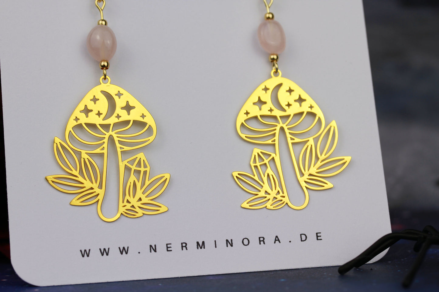 Goldene Pilz Ohrringe mit Natursteinperlen – Statement Schmuck | Enchanted Mushrooms