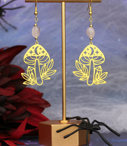 Goldene Pilz Ohrringe mit Natursteinperlen – Statement Schmuck | Enchanted Mushrooms