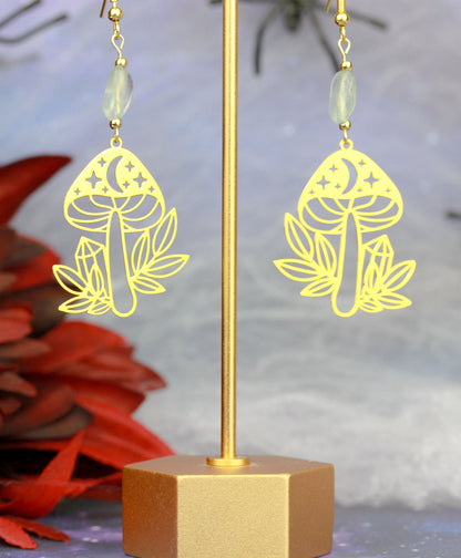 Goldene Pilz Ohrringe mit Natursteinperlen – Statement Schmuck | Enchanted Mushrooms