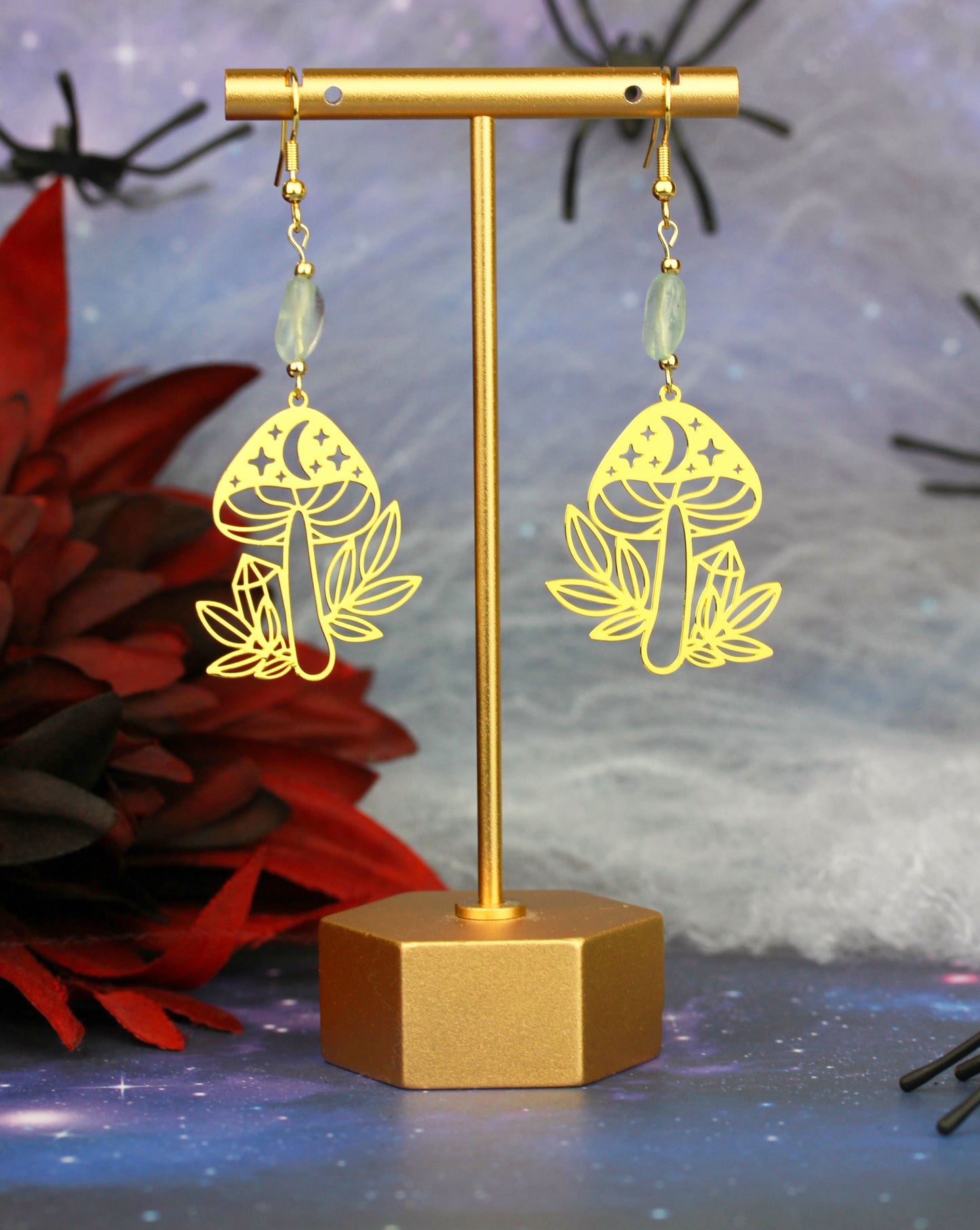 Goldene Pilz Ohrringe mit Natursteinperlen – Statement Schmuck | Enchanted Mushrooms