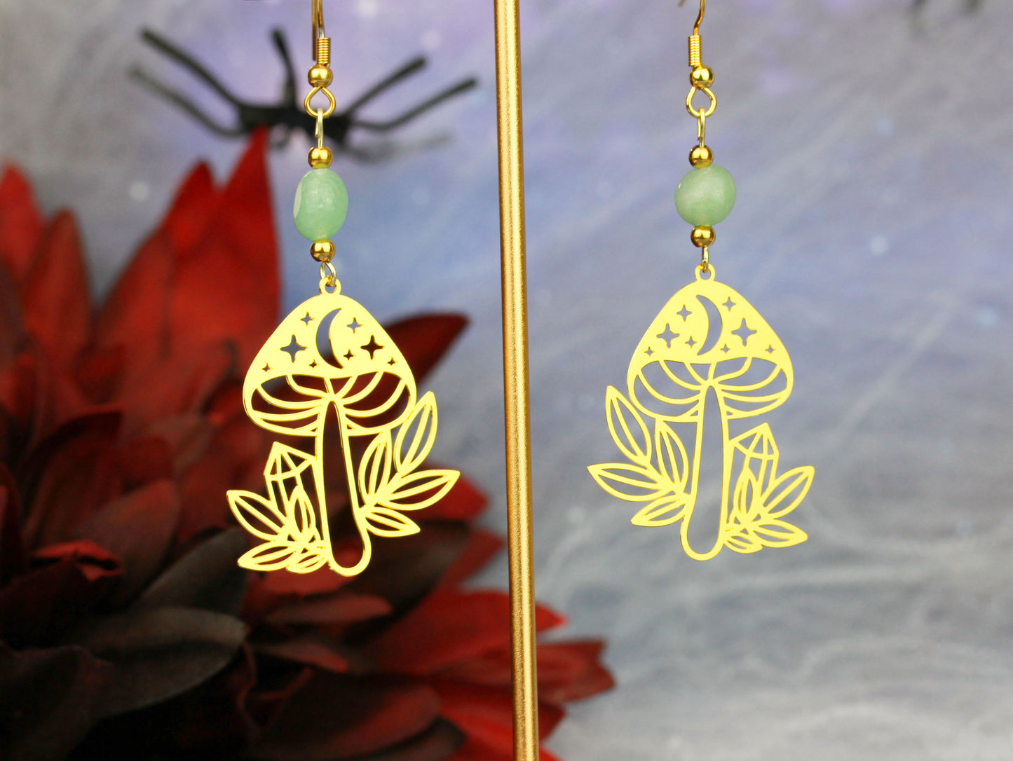 Goldene Pilz Ohrringe mit Natursteinperlen – Statement Schmuck | Enchanted Mushrooms