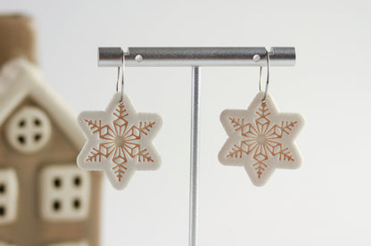 Schneeflocken Ohrringe Weiß Glitzer – Handgefertigte Polymer Clay Statement Ohrringe