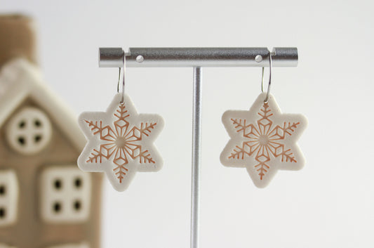 Schneeflocken Ohrringe Weiß Glitzer – Handgefertigte Polymer Clay Statement Ohrringe