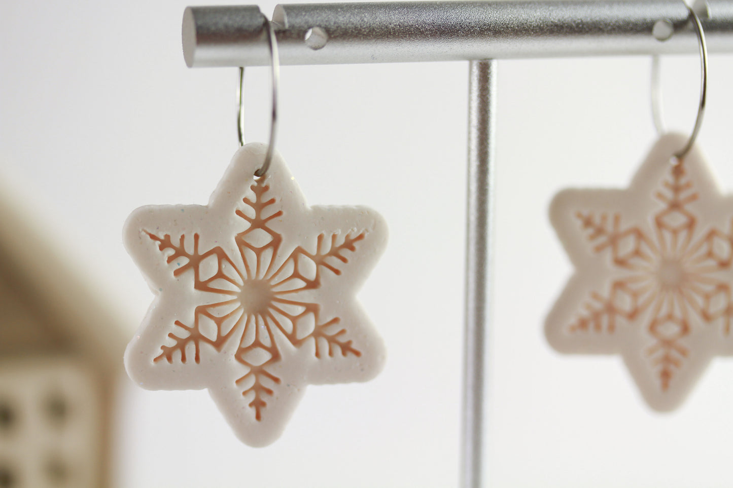 Schneeflocken Ohrringe Weiß Glitzer – Handgefertigte Polymer Clay Statement Ohrringe