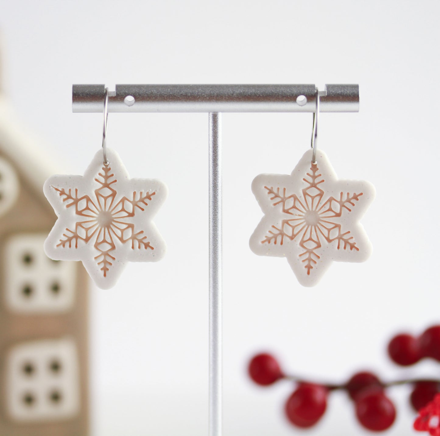 Schneeflocken Ohrringe Weiß Glitzer – Handgefertigte Polymer Clay Statement Ohrringe