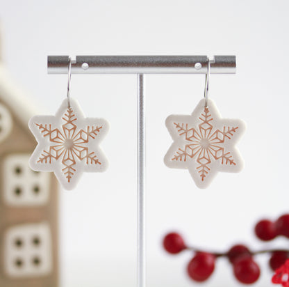 Schneeflocken Ohrringe Weiß Glitzer – Handgefertigte Polymer Clay Statement Ohrringe