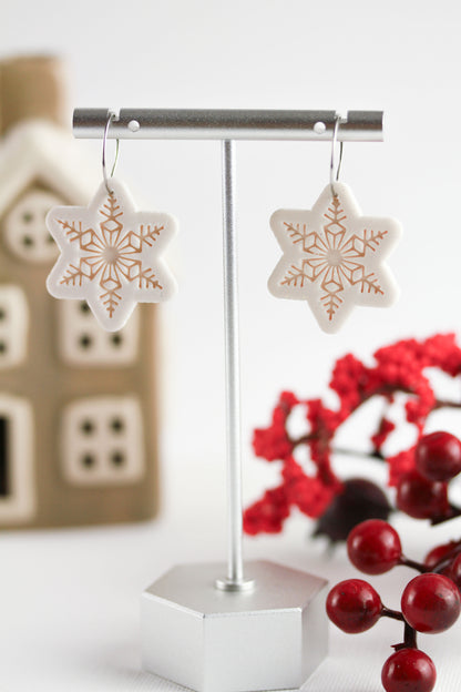 Schneeflocken Ohrringe Weiß Glitzer – Handgefertigte Polymer Clay Statement Ohrringe
