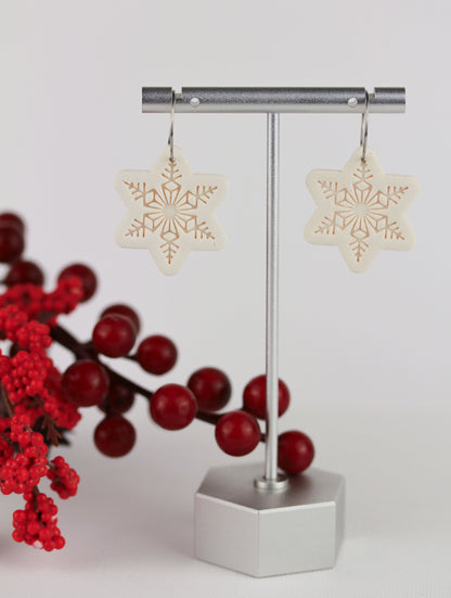 Schneeflocken Ohrringe Weiß Glitzer – Handgefertigte Polymer Clay Statement Ohrringe