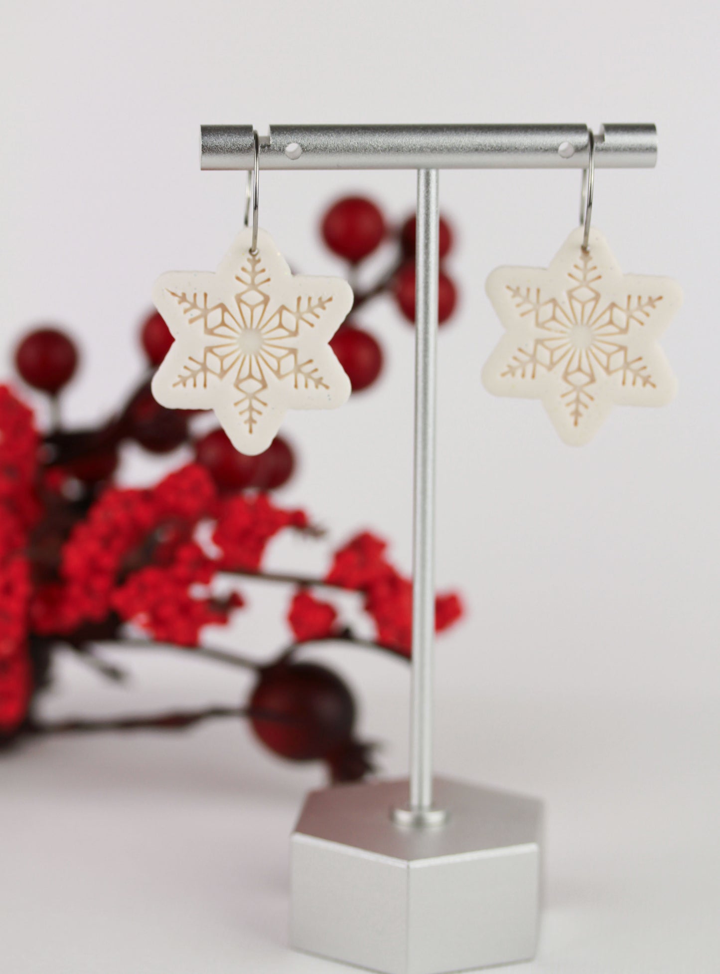 Schneeflocken Ohrringe Weiß Glitzer – Handgefertigte Polymer Clay Statement Ohrringe