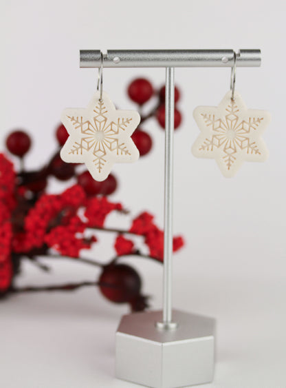 Schneeflocken Ohrringe Weiß Glitzer – Handgefertigte Polymer Clay Statement Ohrringe