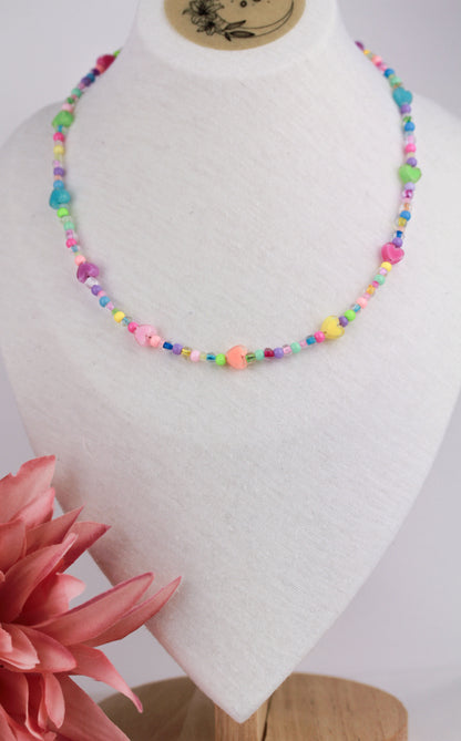 Bunte Herzchen Perlenkette – Handgefertigte süße Perlenhalskette
