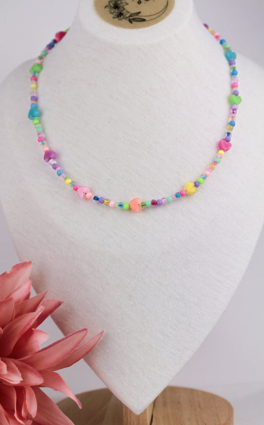 Bunte Herzchen Perlenkette – Handgefertigte süße Perlenhalskette