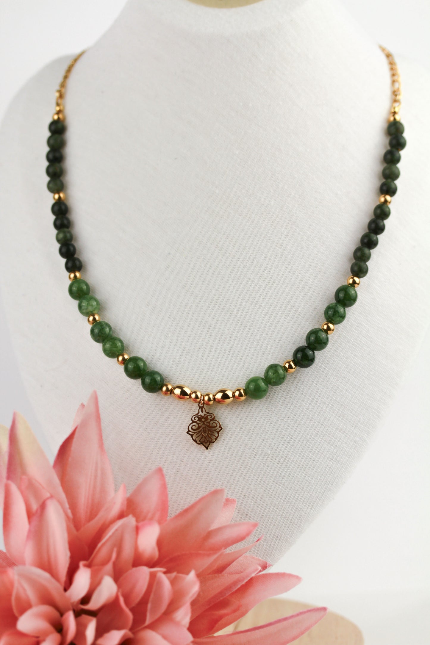 Grüne Serpentin Perlenkette mit Ornament-Anhänger – Handgefertigte Natursteinkette