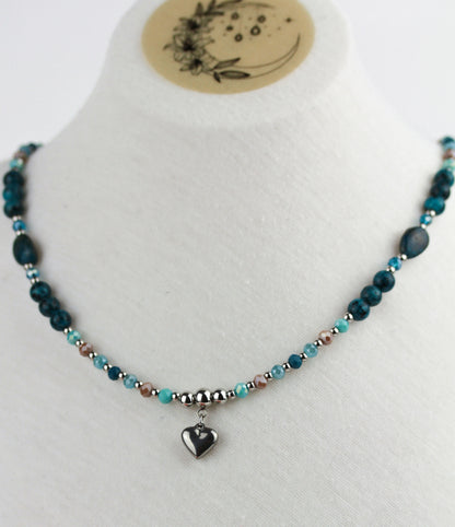 Grün-Türkise Naturstein Perlenhalskette mit Herzanhänger – Handgefertigt