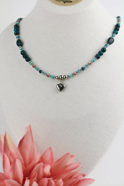 Grün-Türkise Naturstein Perlenhalskette mit Herzanhänger – Handgefertigt