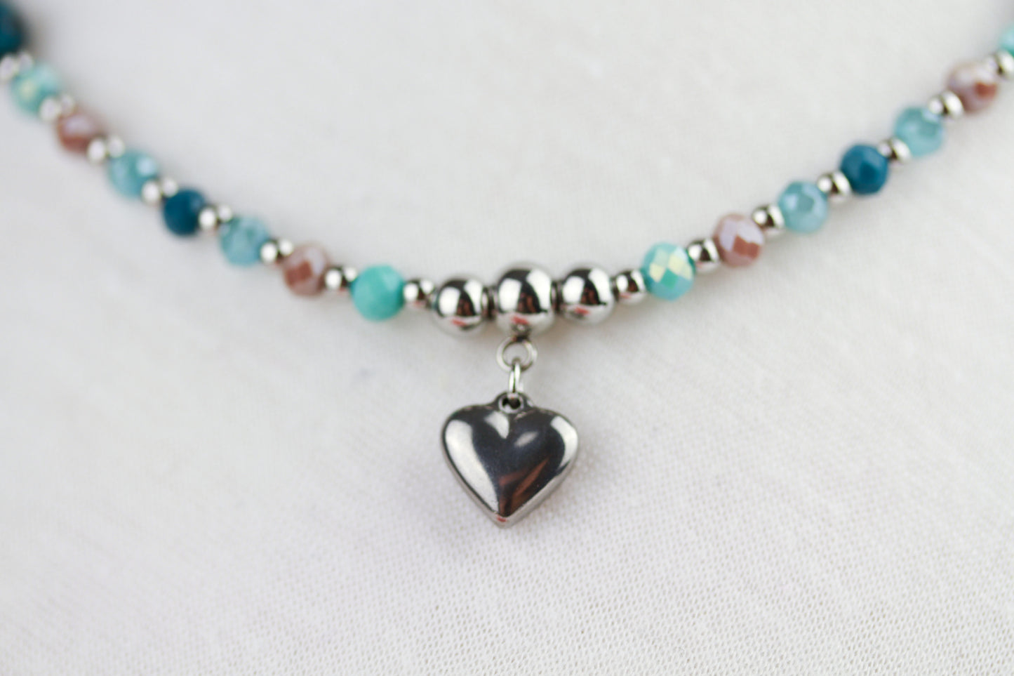 Grün-Türkise Naturstein Perlenhalskette mit Herzanhänger – Handgefertigt