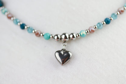 Grün-Türkise Naturstein Perlenhalskette mit Herzanhänger – Handgefertigt