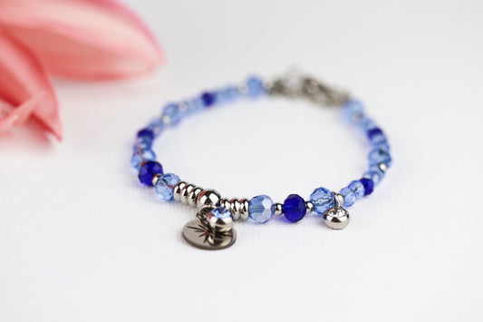 Blaues Kristall Perlenarmband mit Charms – Handgemachtes Unikat