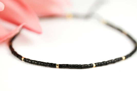 Schwarz-Goldenes Miyuki Armband – Filigranes Seidenfaden-Armband mit Schiebeperle