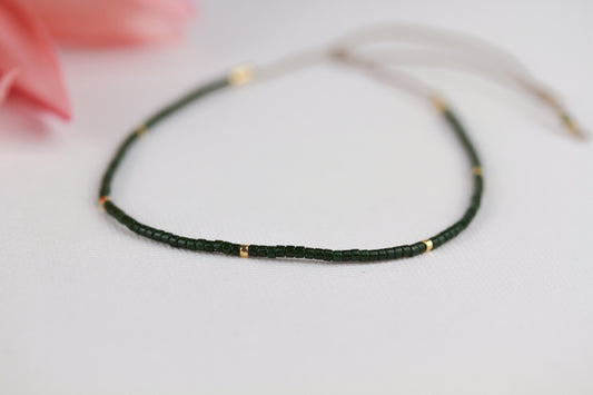 Grün-Goldenes Miyuki Perlenarmband – Filigranes Armband auf Seidenfaden | Handgemacht