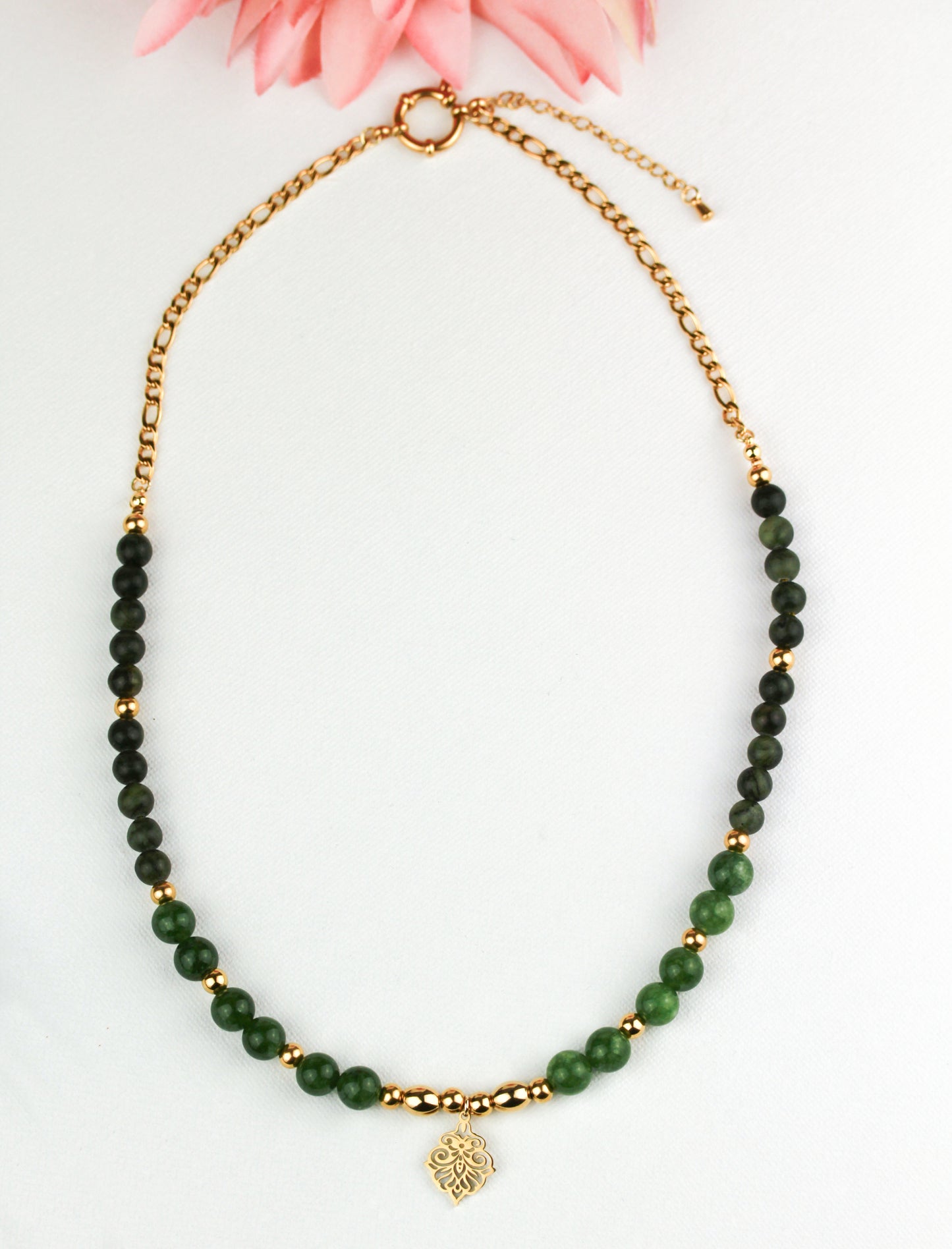 Grüne Serpentin Perlenkette mit Ornament-Anhänger – Handgefertigte Natursteinkette