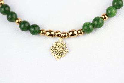 Grüne Serpentin Perlenkette mit Ornament-Anhänger – Handgefertigte Natursteinkette