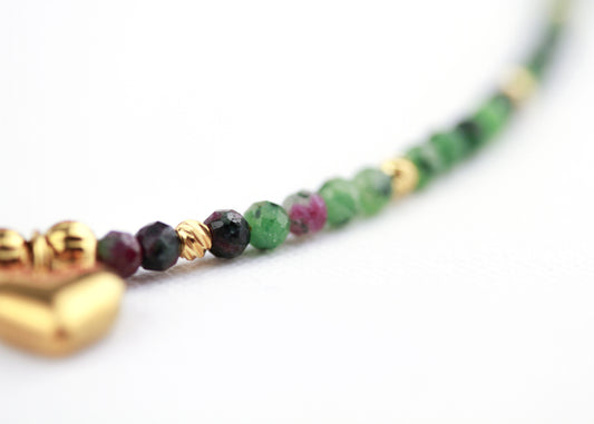 Rubin Zoisit Herz Halskette – Zarte Naturstein Perlenkette | Handgefertigt