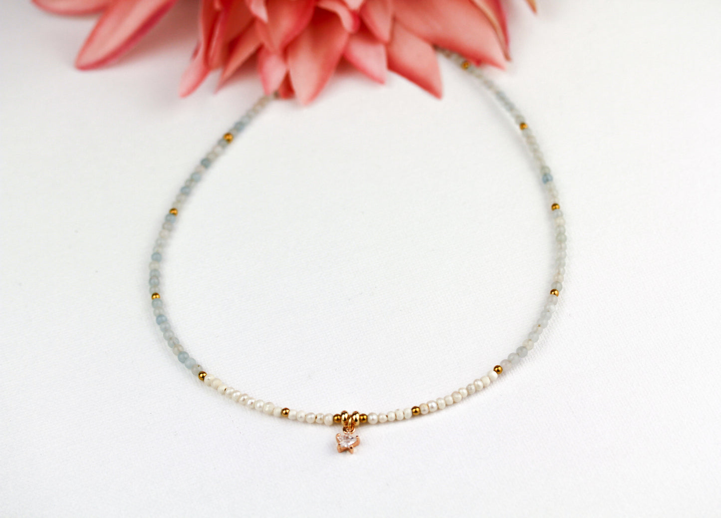 Zarte Aquamarin Perlenhalskette mit Zirkonia Anhänger – Handgefertigt