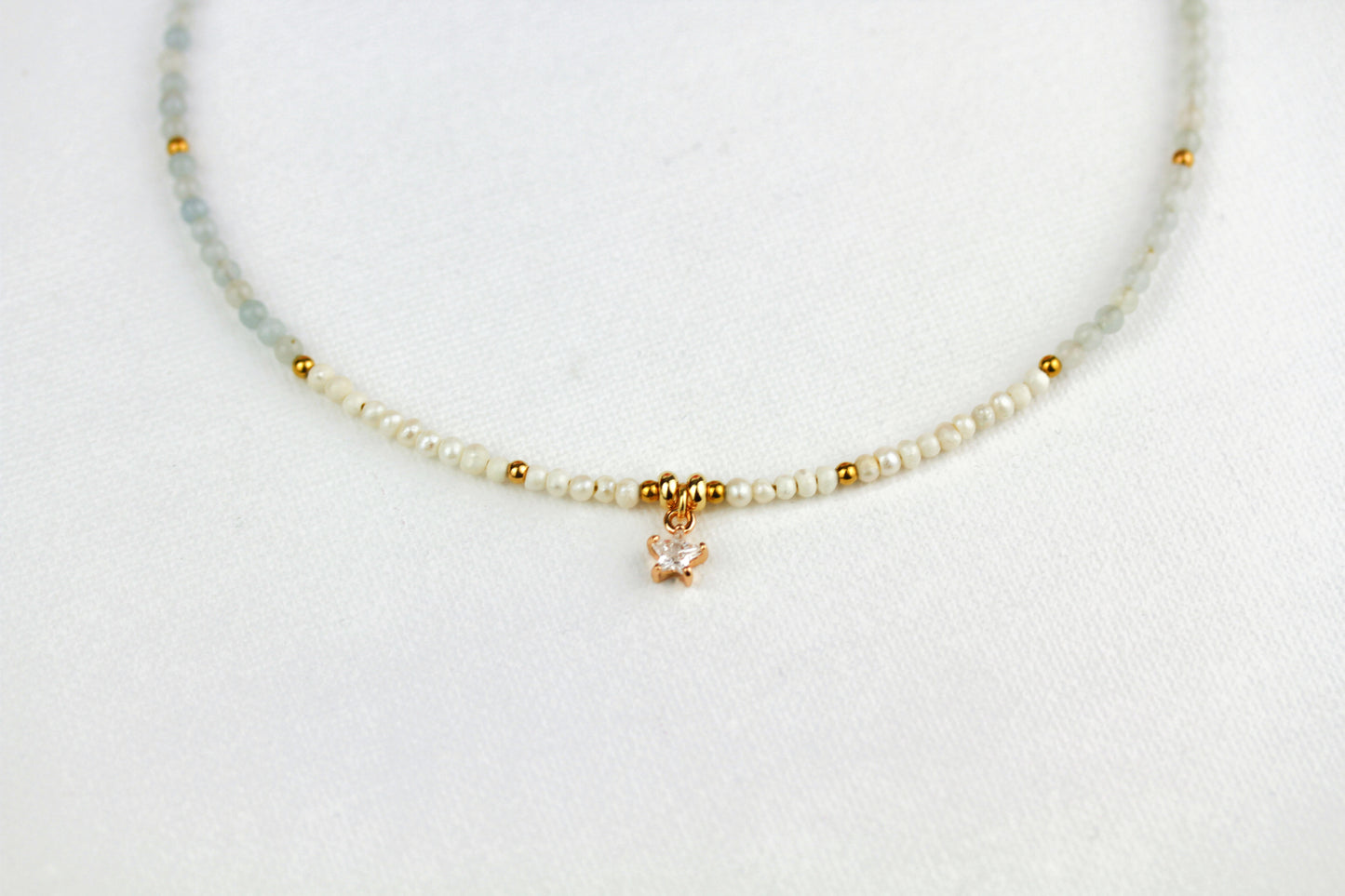 Zarte Aquamarin Perlenhalskette mit Zirkonia Anhänger – Handgefertigt