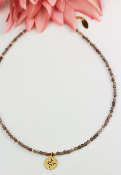 Zarter Sonnenstein Choker – Naturstein Perlenhalskette | Handgefertigt