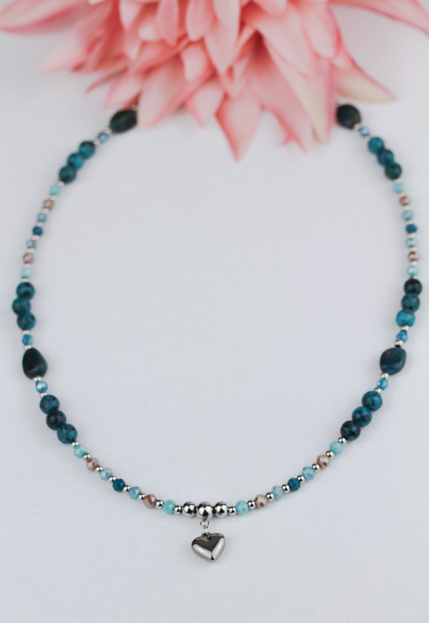 Grün-Türkise Apatit Naturstein Perlenhalskette mit Herzanhänger – Handgefertigt