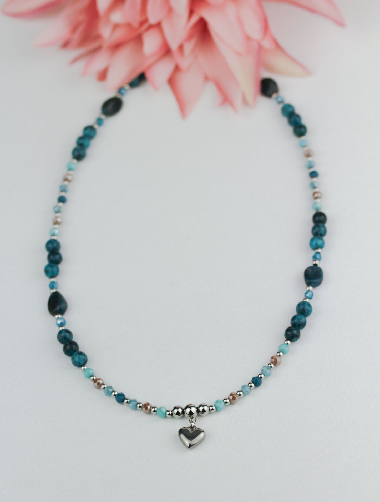 Grün-Türkise Naturstein Perlenhalskette mit Herzanhänger – Handgefertigt