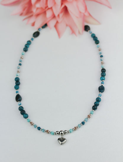 Grün-Türkise Naturstein Perlenhalskette mit Herzanhänger – Handgefertigt