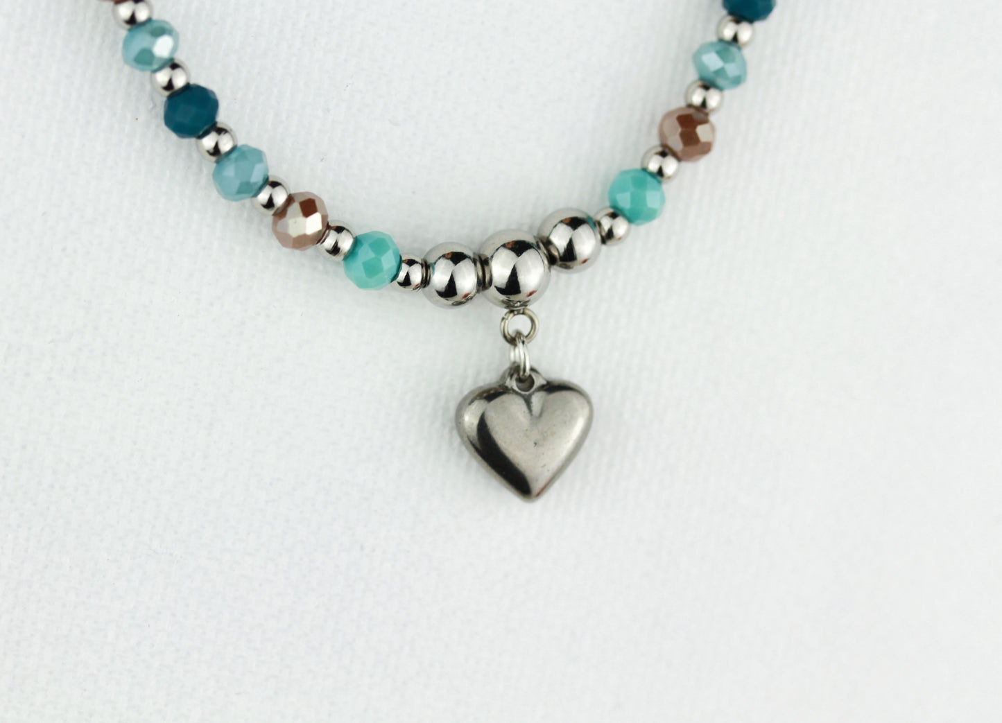 Grün-Türkise Naturstein Perlenhalskette mit Herzanhänger – Handgefertigt