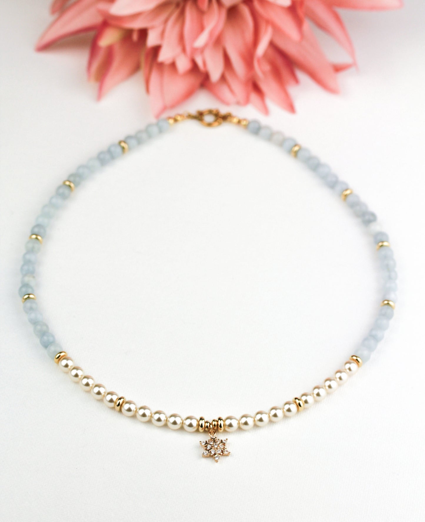 Aquamarin Perlenhalskette mit Schneeflocken-Anhänger – Handgefertigter Natursteinschmuck