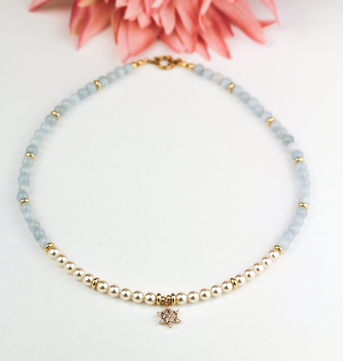 Aquamarin Perlenhalskette mit Schneeflocken-Anhänger – Handgefertigter Natursteinschmuck